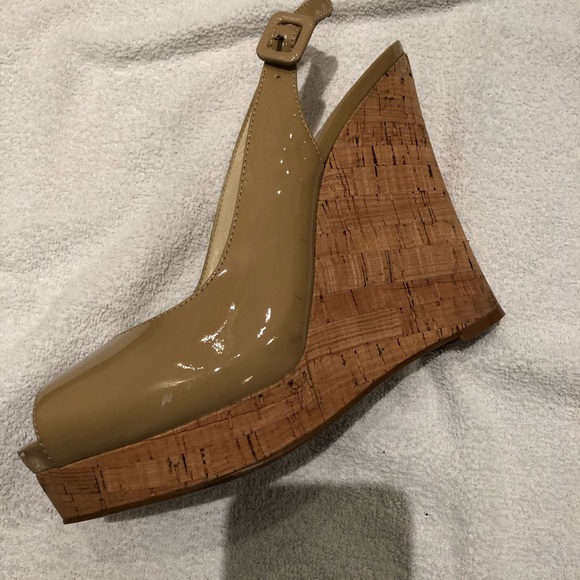 Nine West beige patent peep hole heels - Picture 5 of 5